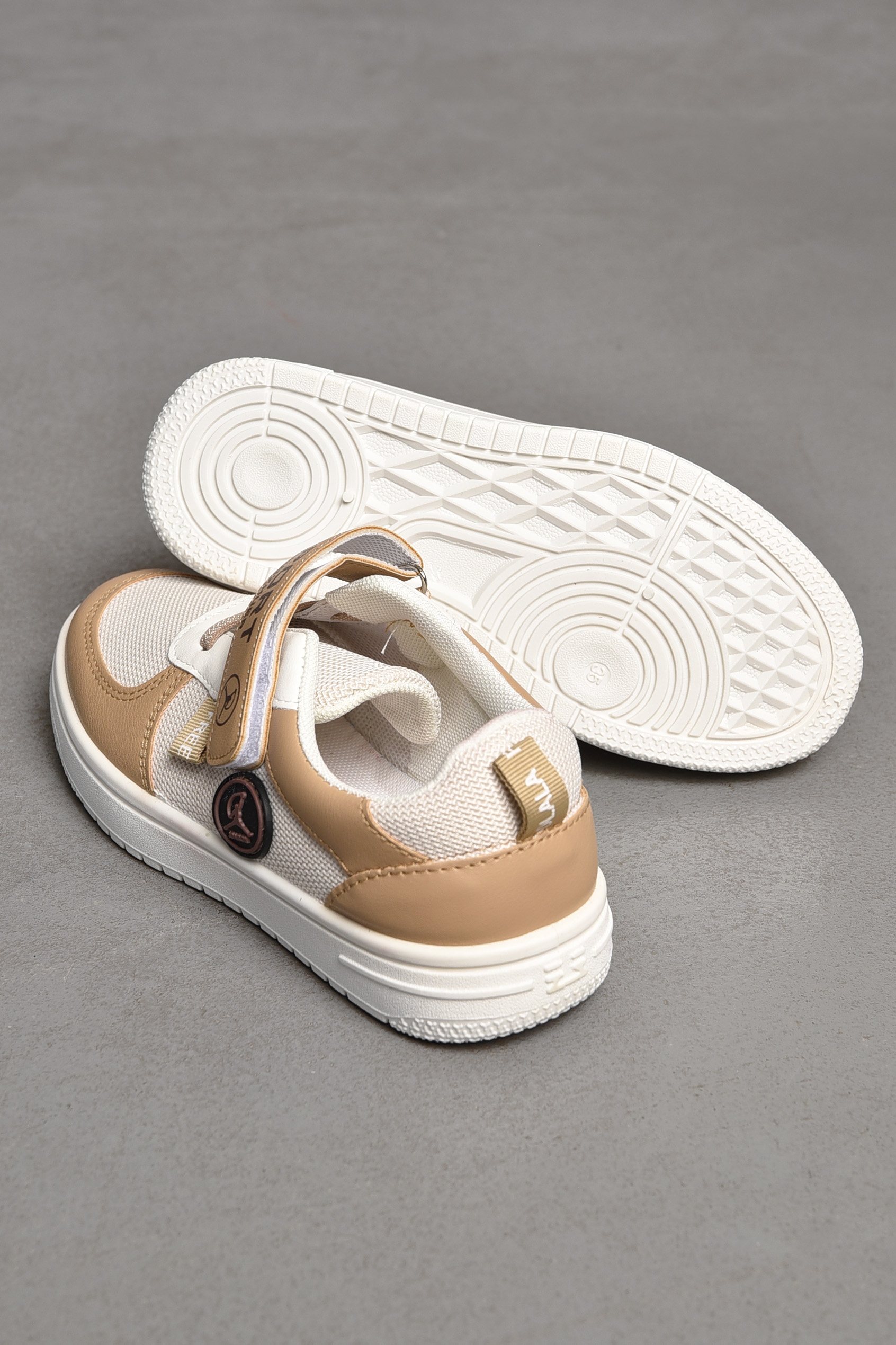 Фото товару Кросівки дитячі бежевого кольору №3