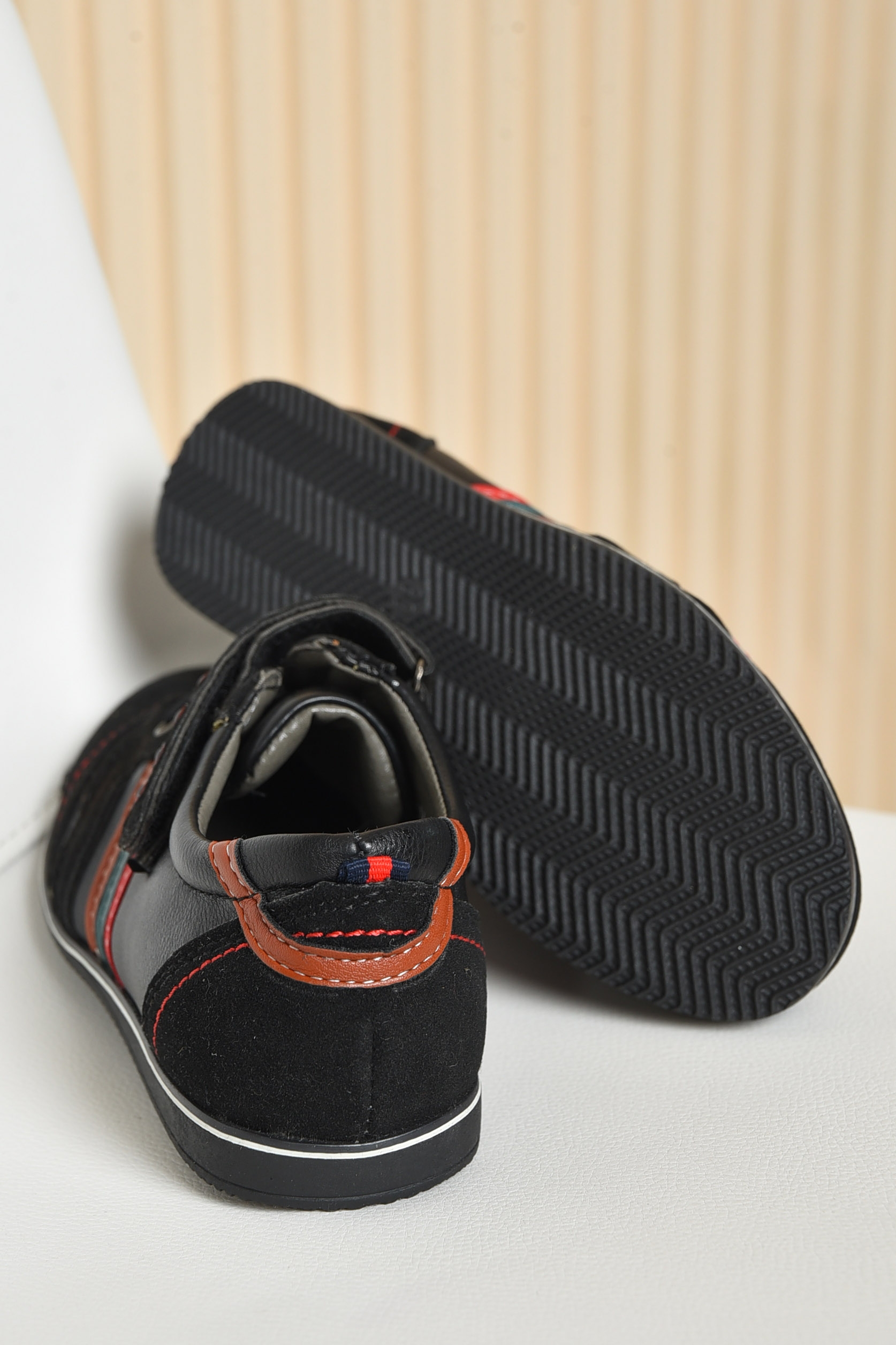 Фото товару Туфлі дитячі для хлопчика чорного кольору на ліпучці №1