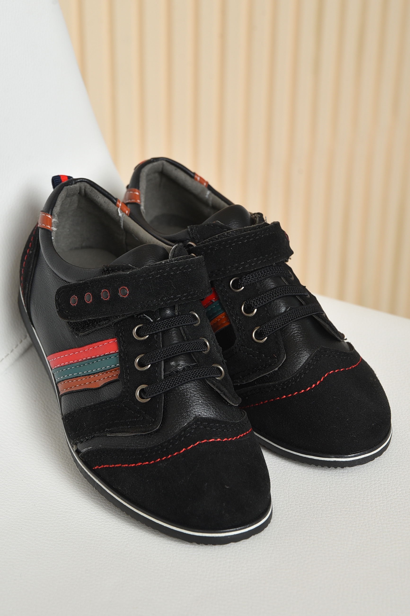 Фото товару Туфлі дитячі для хлопчика чорного кольору на ліпучці №3