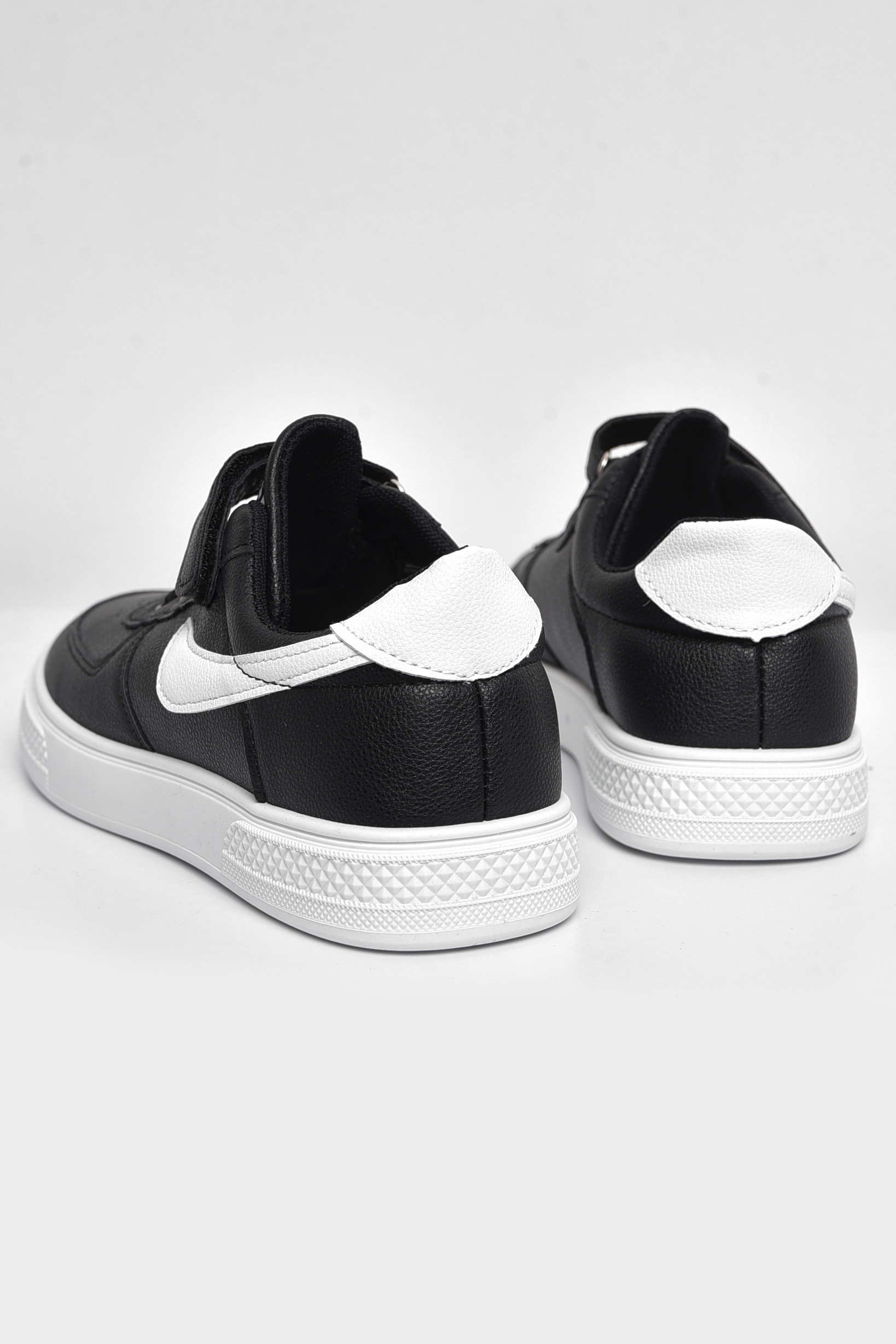 Фото товару Кросівки дитячі чорного кольору на ліпучці та шнурівці №1