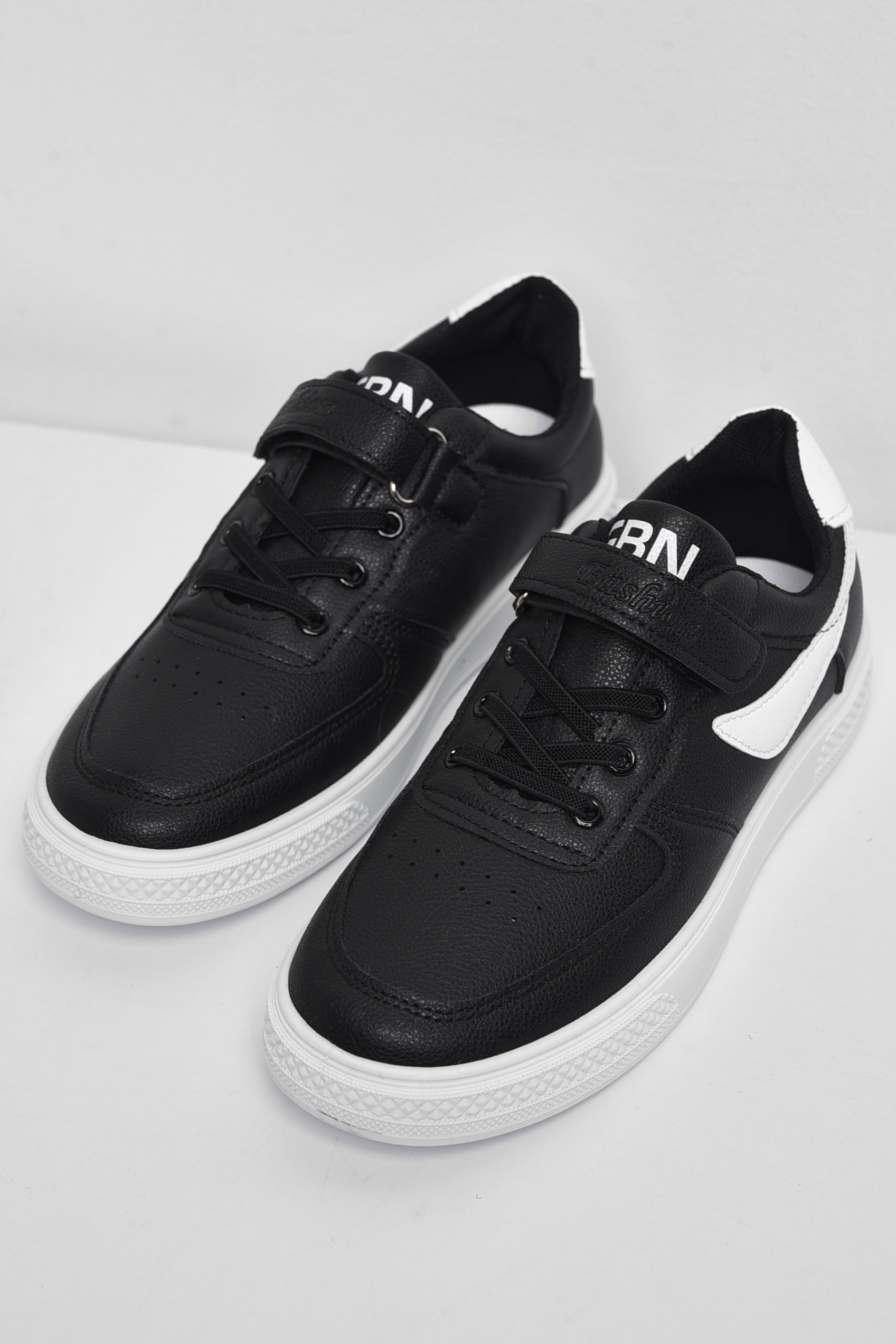 Фото товару Кросівки дитячі чорного кольору на ліпучці та шнурівці №2