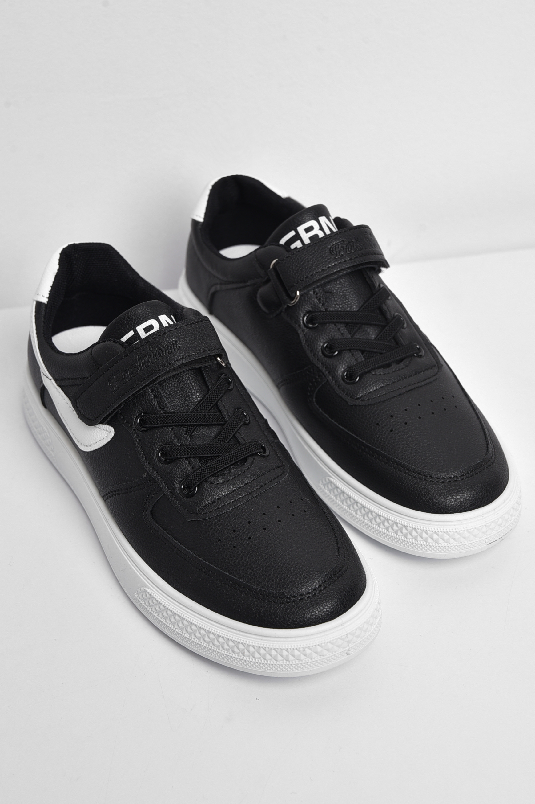 Фото товару Кросівки дитячі чорного кольору на ліпучці та шнурівці №3