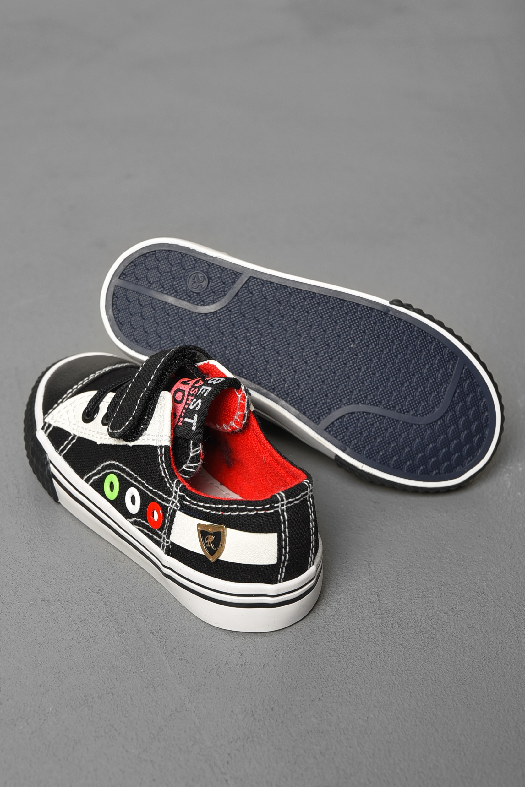 Фото товару Кеди дитячі чорного кольору текстиль №3