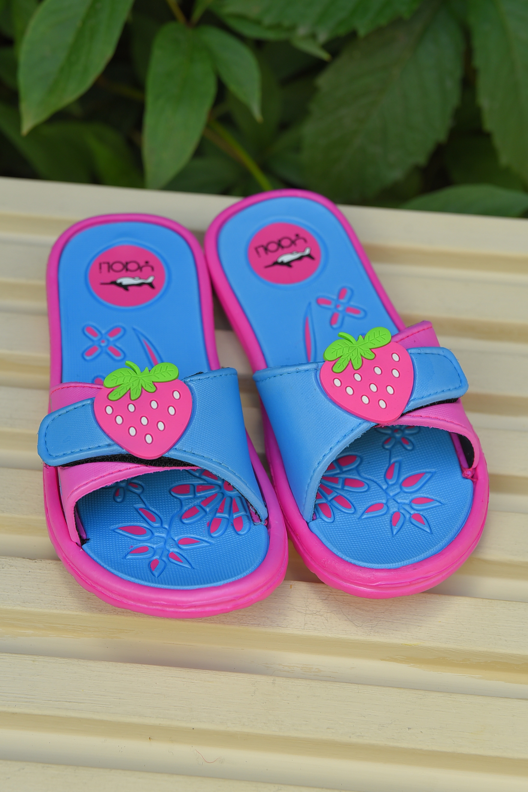 Фото товару Шльопанці дитячі для дівчинки рожевого кольоу з полуницею №2