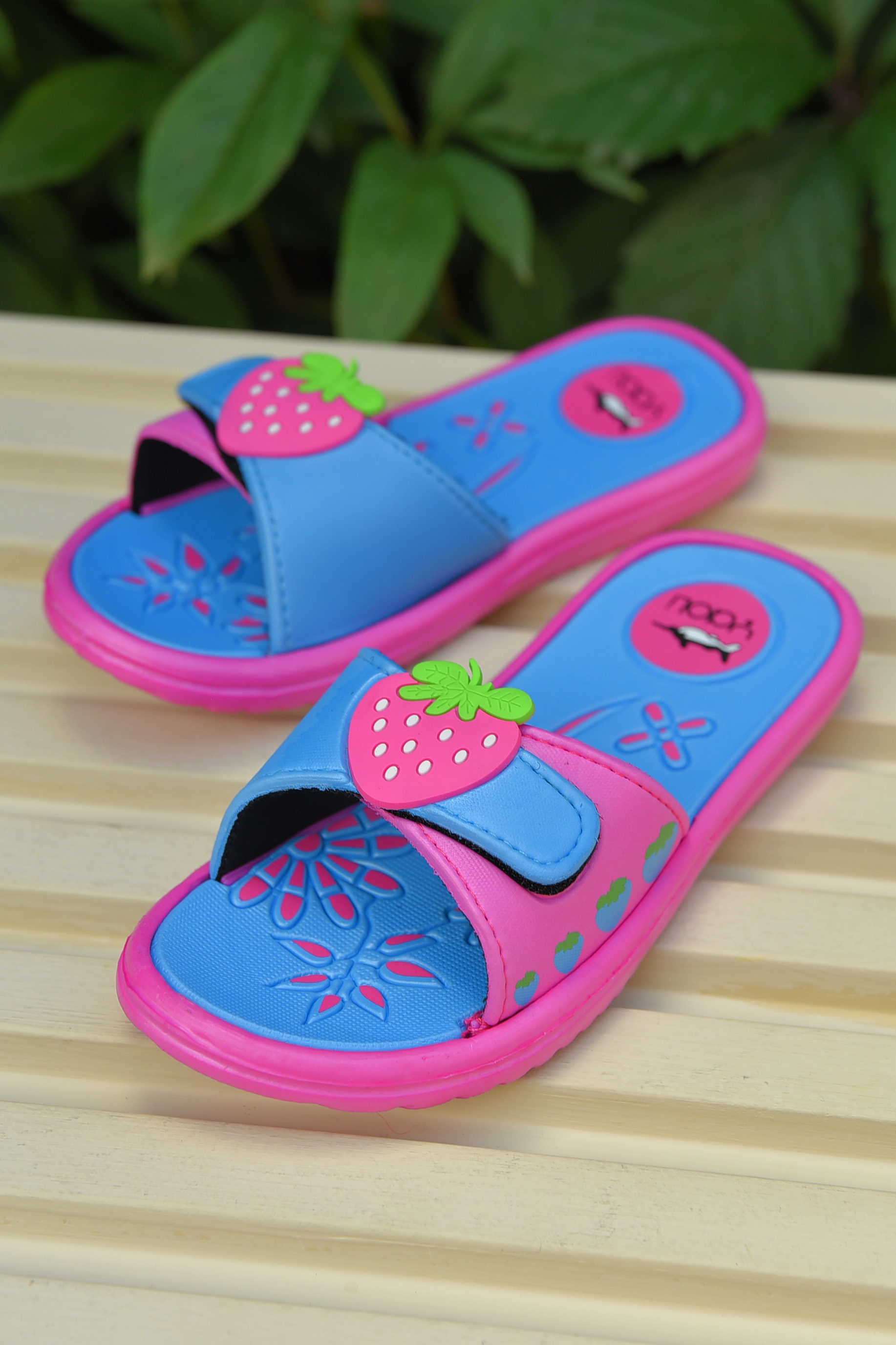Фото товару Шльопанці дитячі для дівчинки рожевого кольоу з полуницею №3