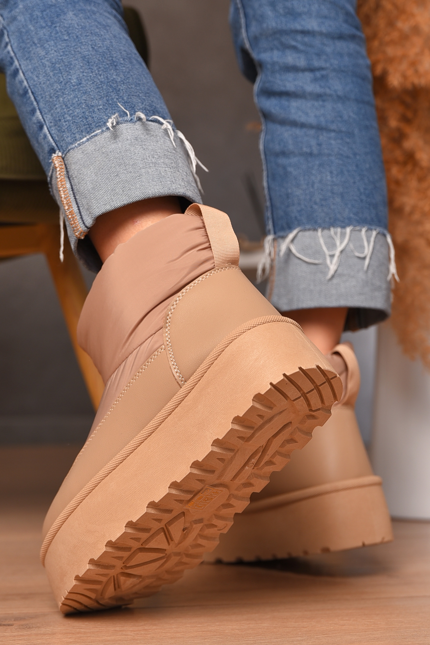 Фото товару Уггі жіночі на хутрі бежевого кольору №2