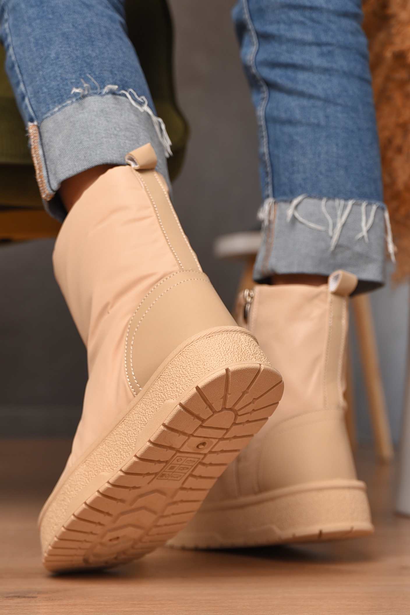 Фото товару Уггі жіночі на хутрі бежевого кольору №1