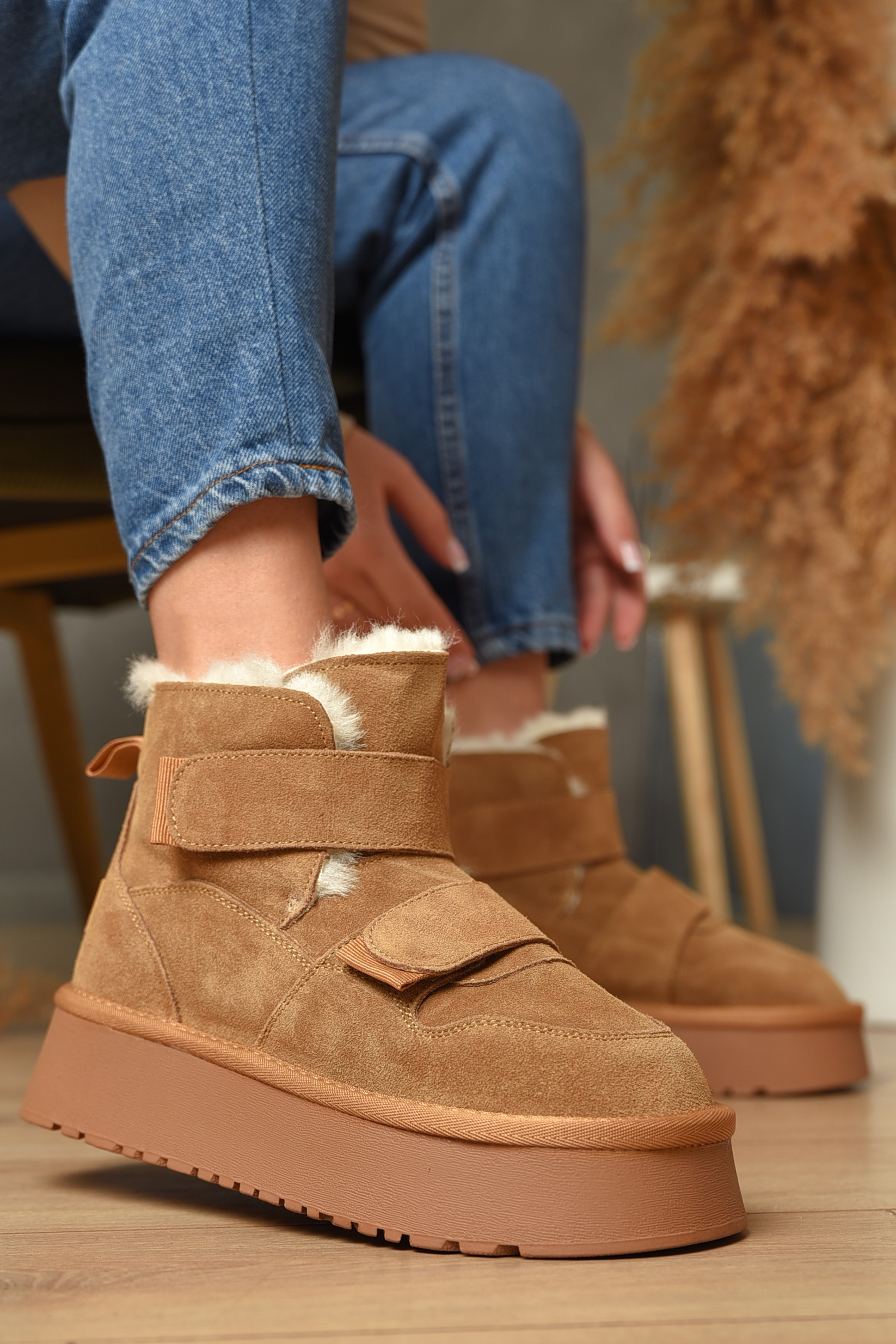 Фото товару Уггі жіночі на хутрі пісочного кольору №1