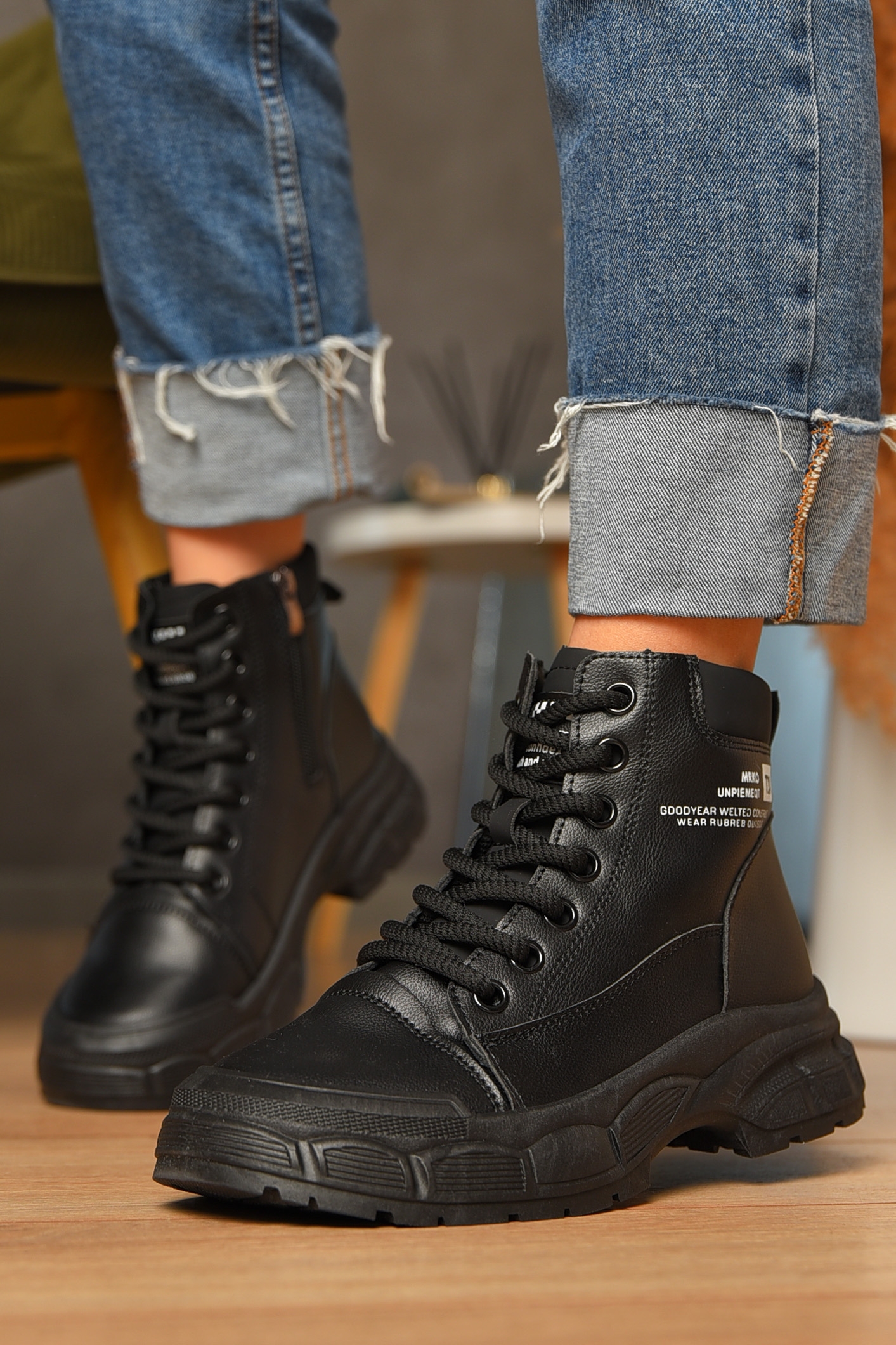 Фото товару Черевики жіночі єврозима чорного кольору №2