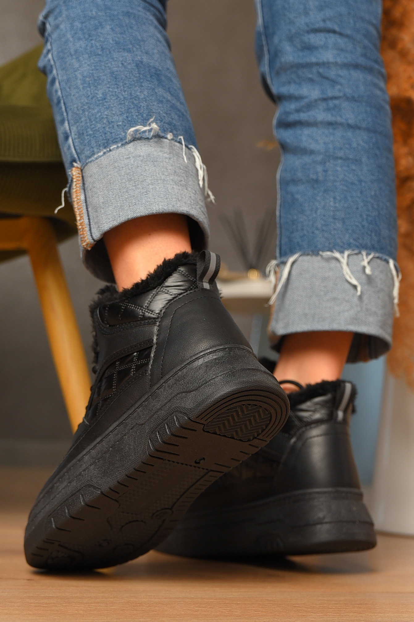 Фото товару Черевики жіночі зимові чорного кольору №2