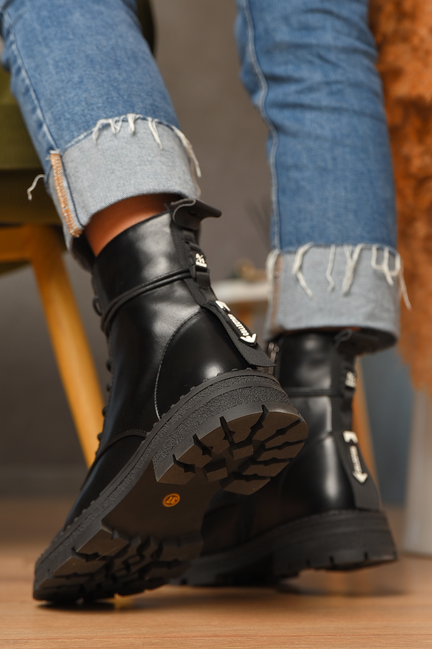 Фото товару Черевики жіночі демісезонні чорного кольору на флісі №1