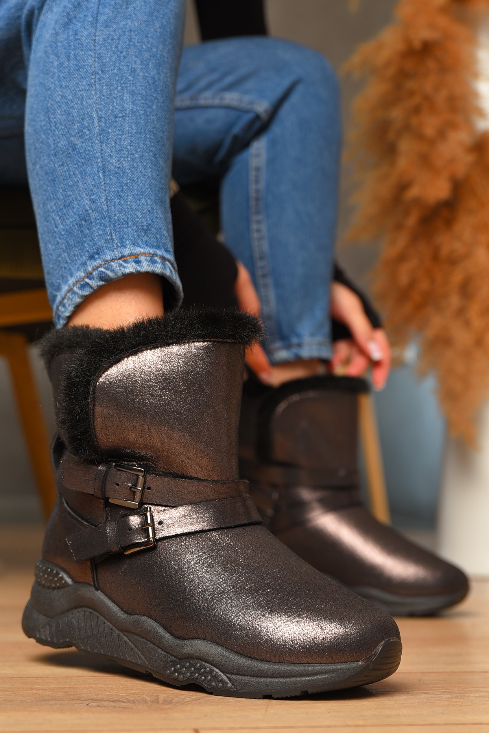 Фото товару Уггі жіночі темно-коричневого кольору на хутрі №1