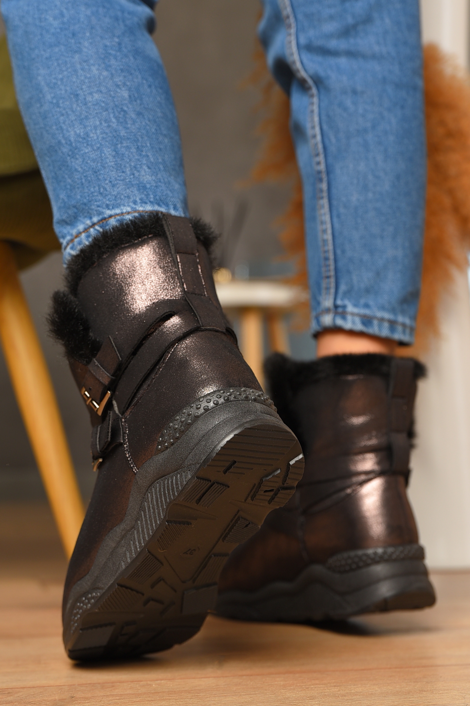 Фото товару Уггі жіночі темно-коричневого кольору на хутрі №3