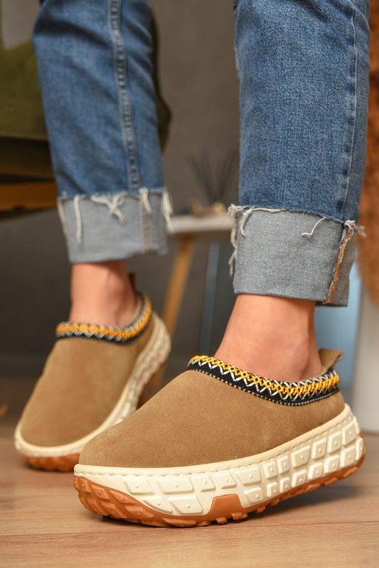 Фото товару Уггі жіночі на хутрі бежего кольору №2 thumbnail