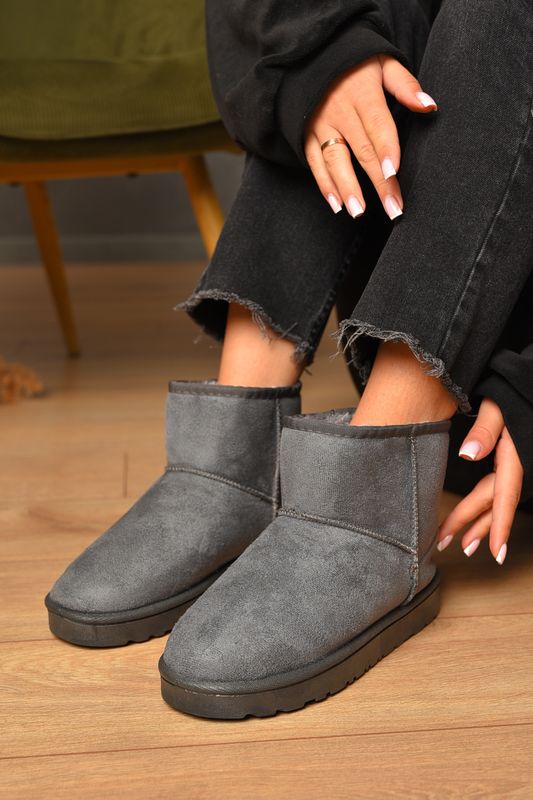 Фото товару Уггі жіночі сірого кольору на хутрі