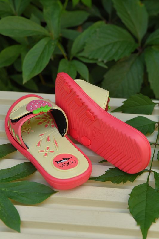 Фото товару Шльопанці дитячі для дівчинки коралового кольоу з полуницею