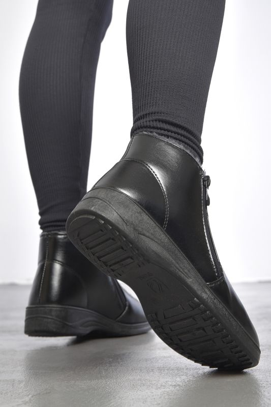 Фото товару Черевики жіночі на хутрі чорного кольору на блискавці