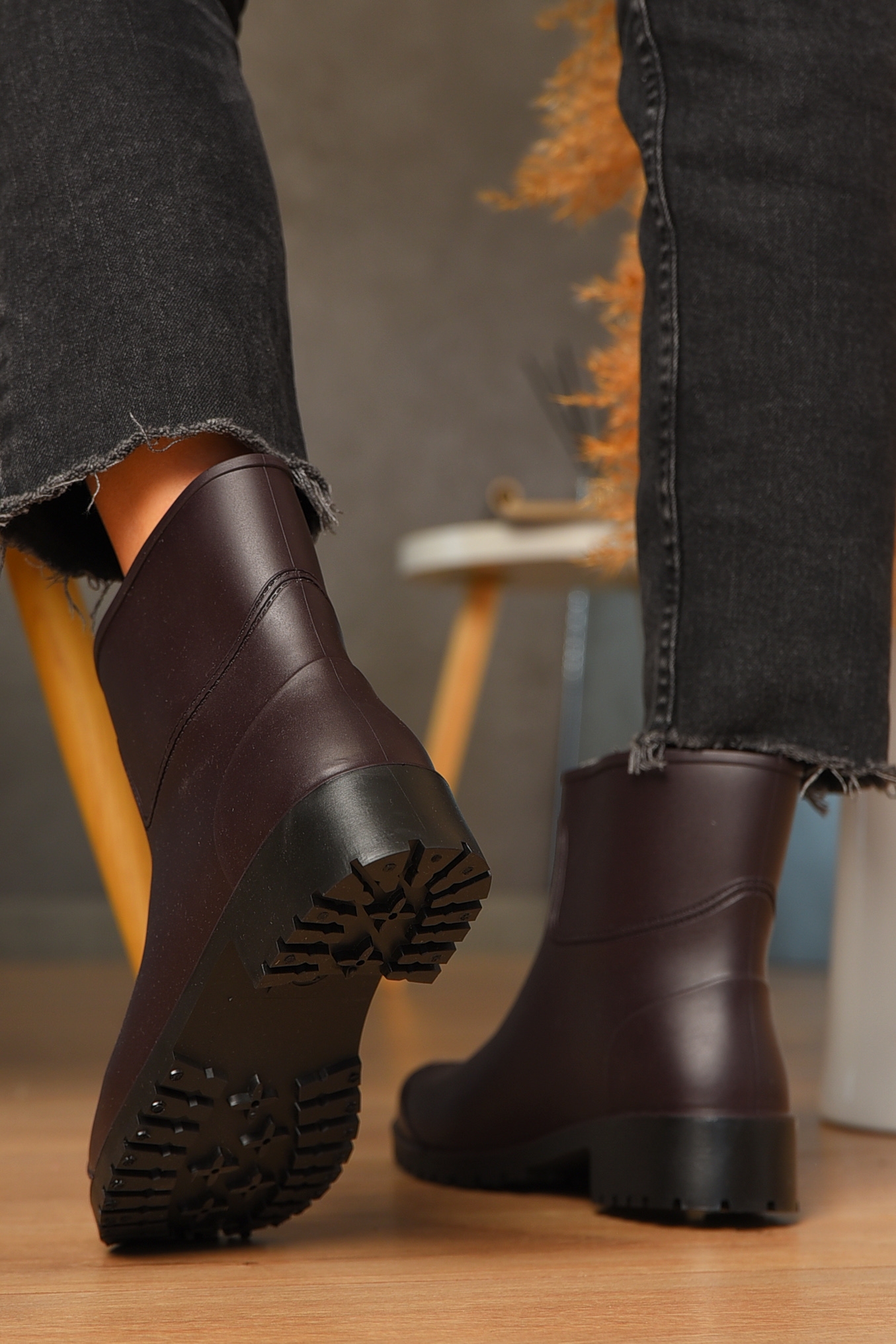 Фото товару Чоботи гумові низькі жіночі темно-фіолетового кольору №2