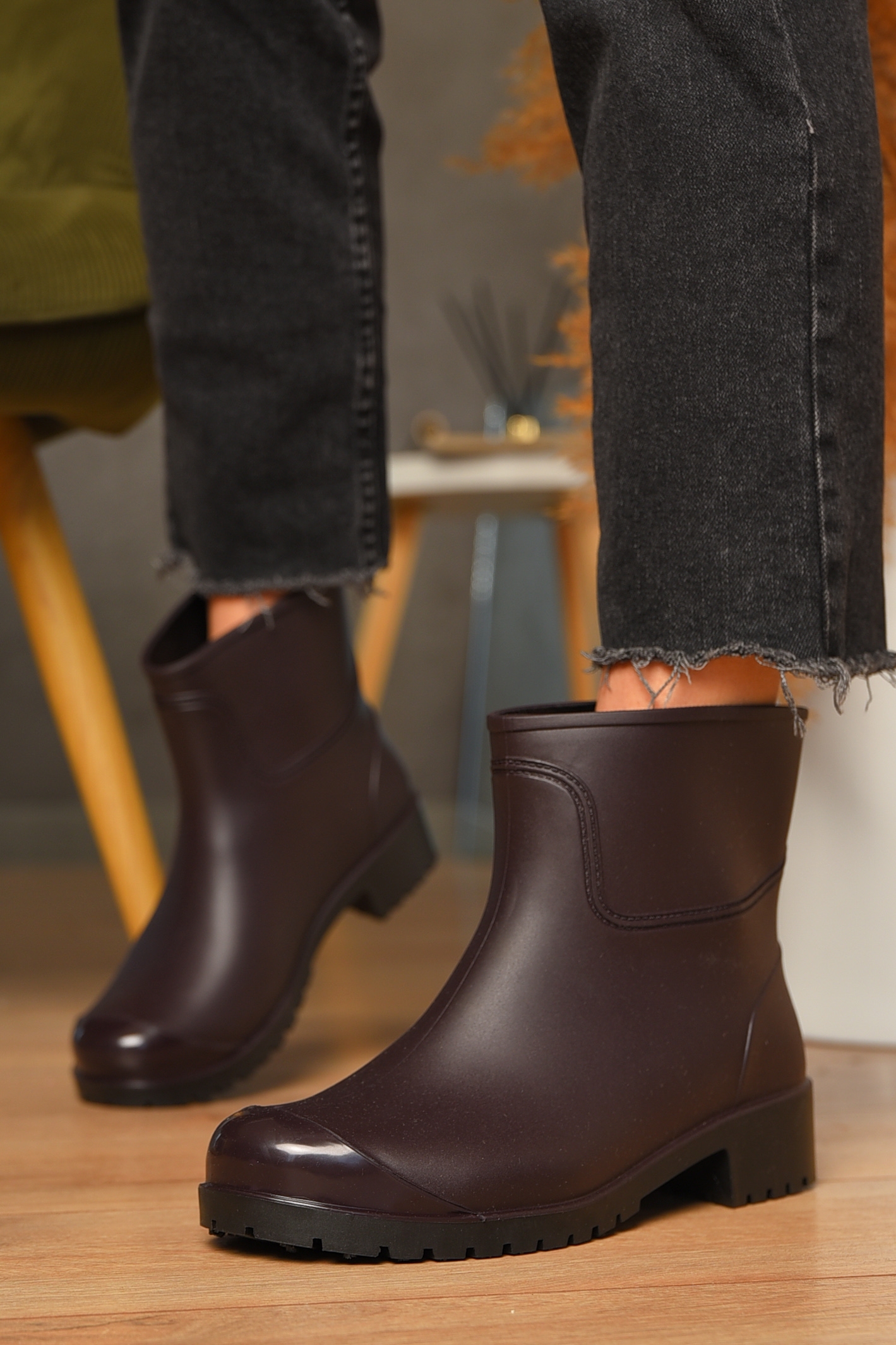 Фото товару Чоботи гумові низькі жіночі темно-фіолетового кольору №3