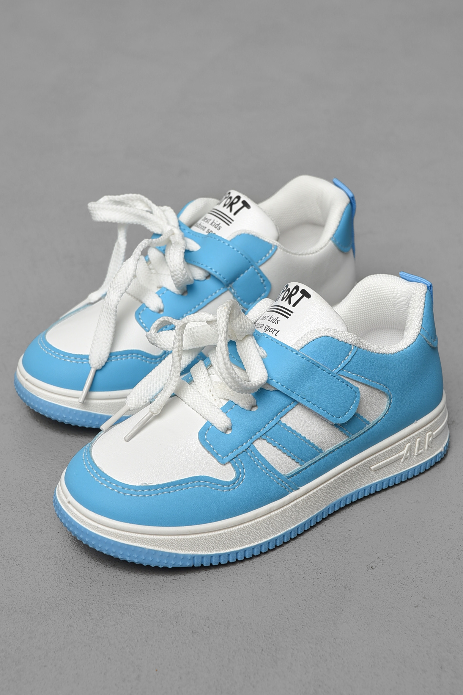 Фото товару Кросівки дитячі блакитного кольору на шнурівці №1