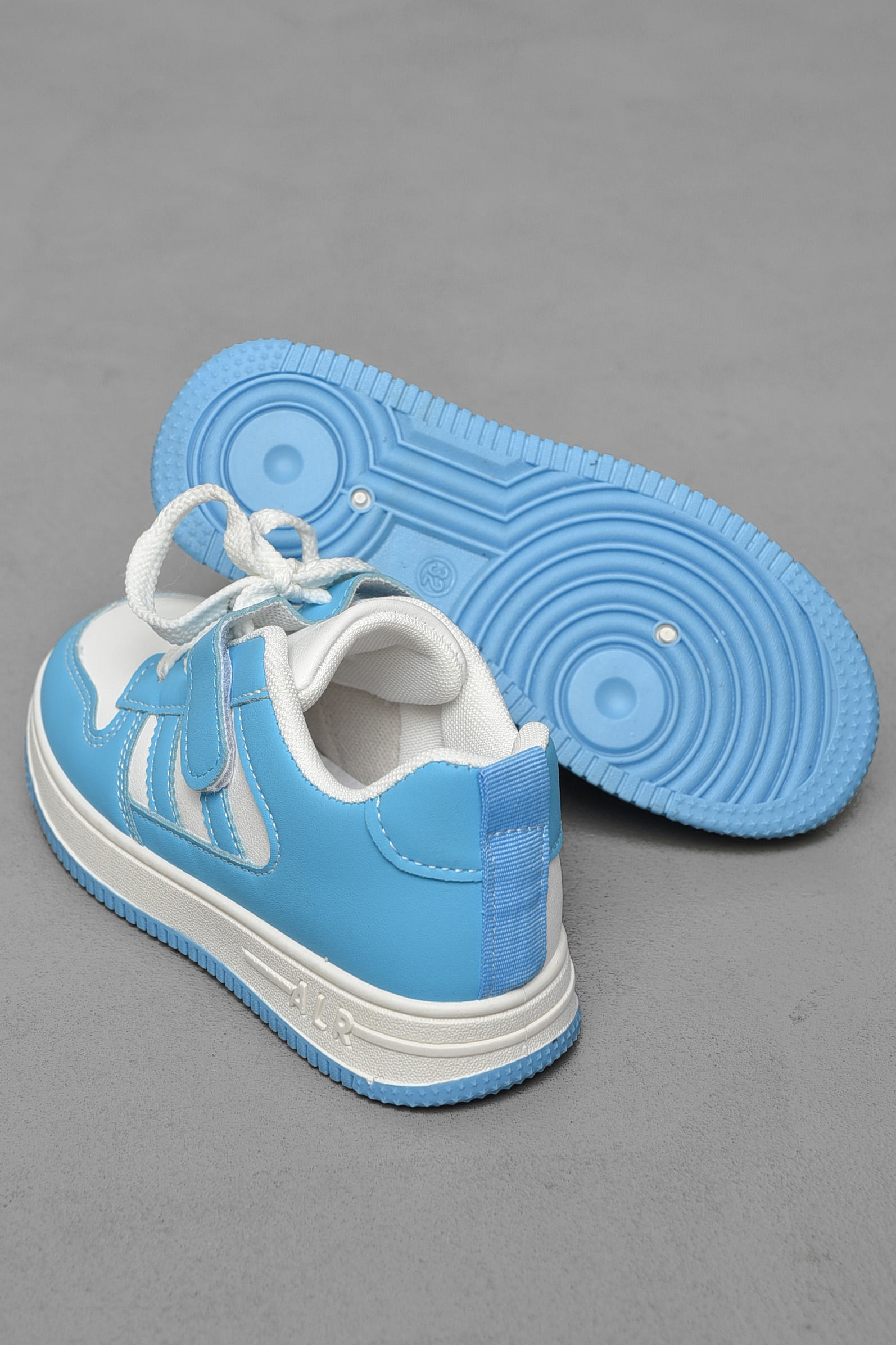 Фото товару Кросівки дитячі блакитного кольору на шнурівці №2