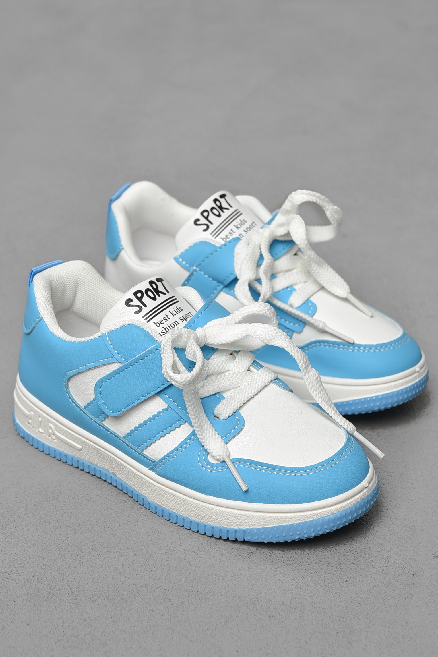 Фото товару Кросівки дитячі блакитного кольору на шнурівці №3